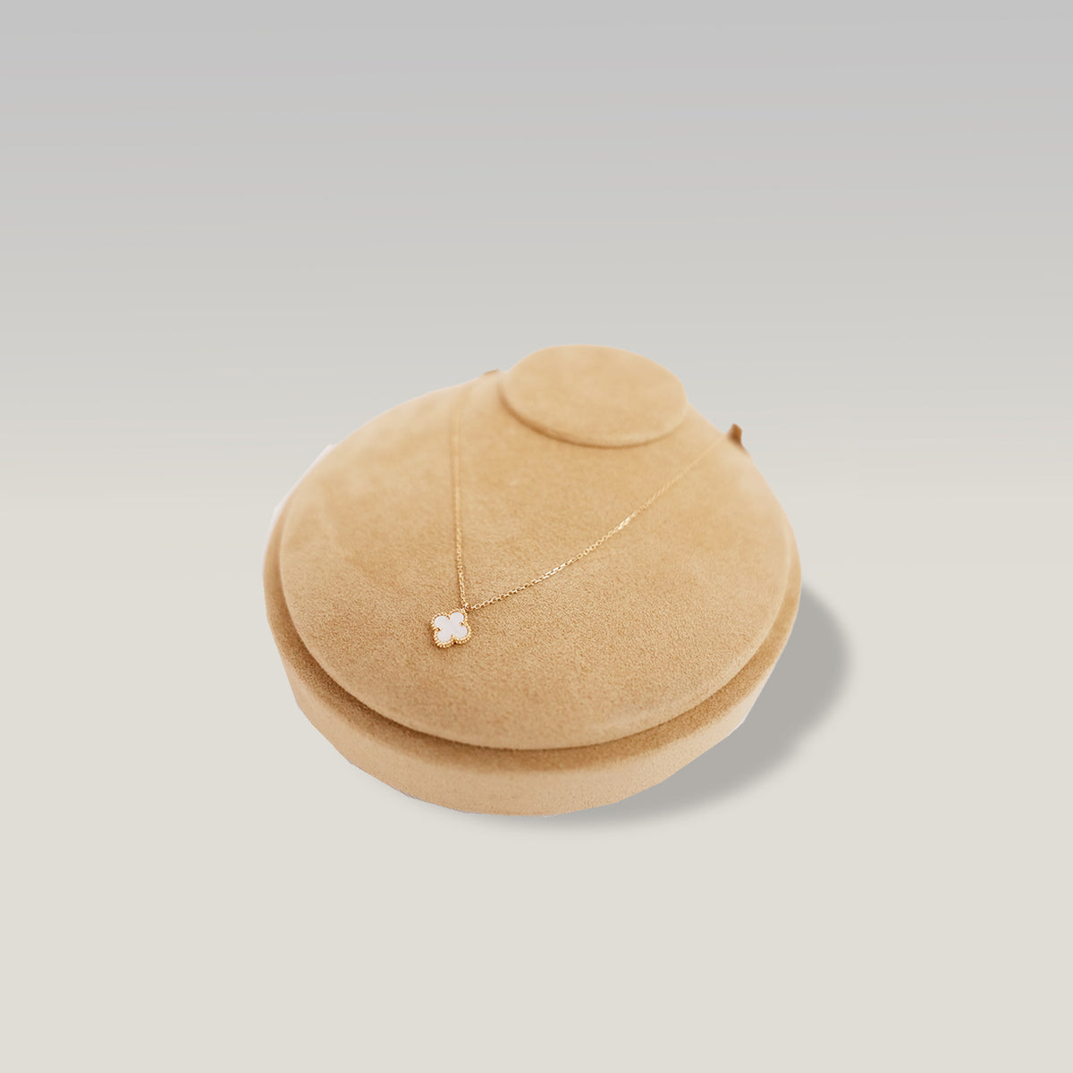 Van Cleef & Arpels Sweet Alhambra Collana in Madreperla Bianca e Oro Giallo 18K 2018