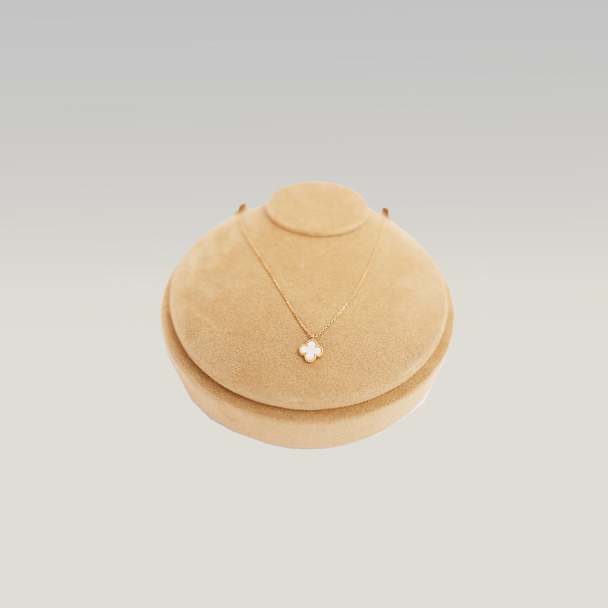 Van Cleef & Arpels Sweet Alhambra Collana in Madreperla Bianca e Oro Giallo 18K 2018
