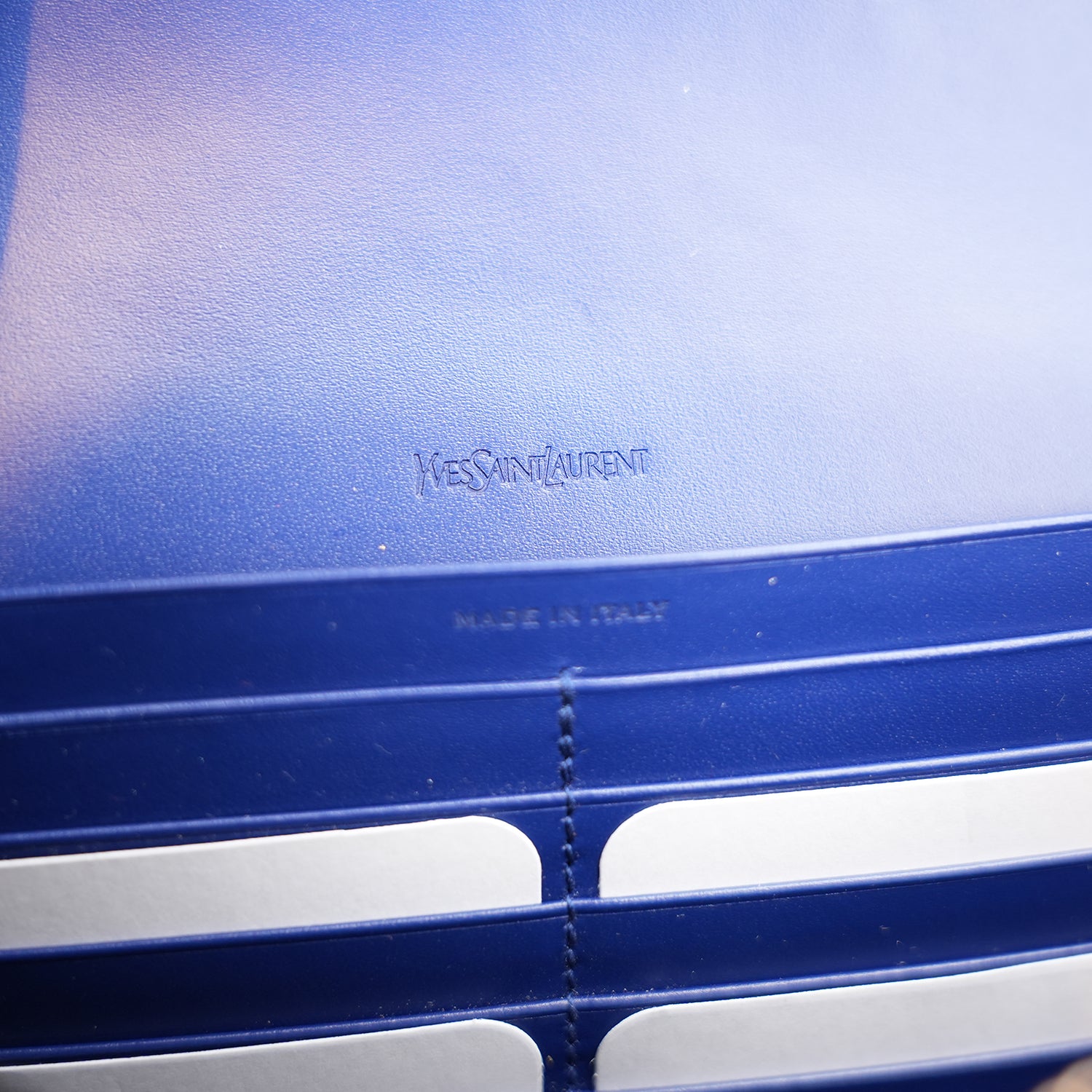 Yves Saint Laurent Belle De Jour Clutch Blu Royal in Vernice con Logo YSL
