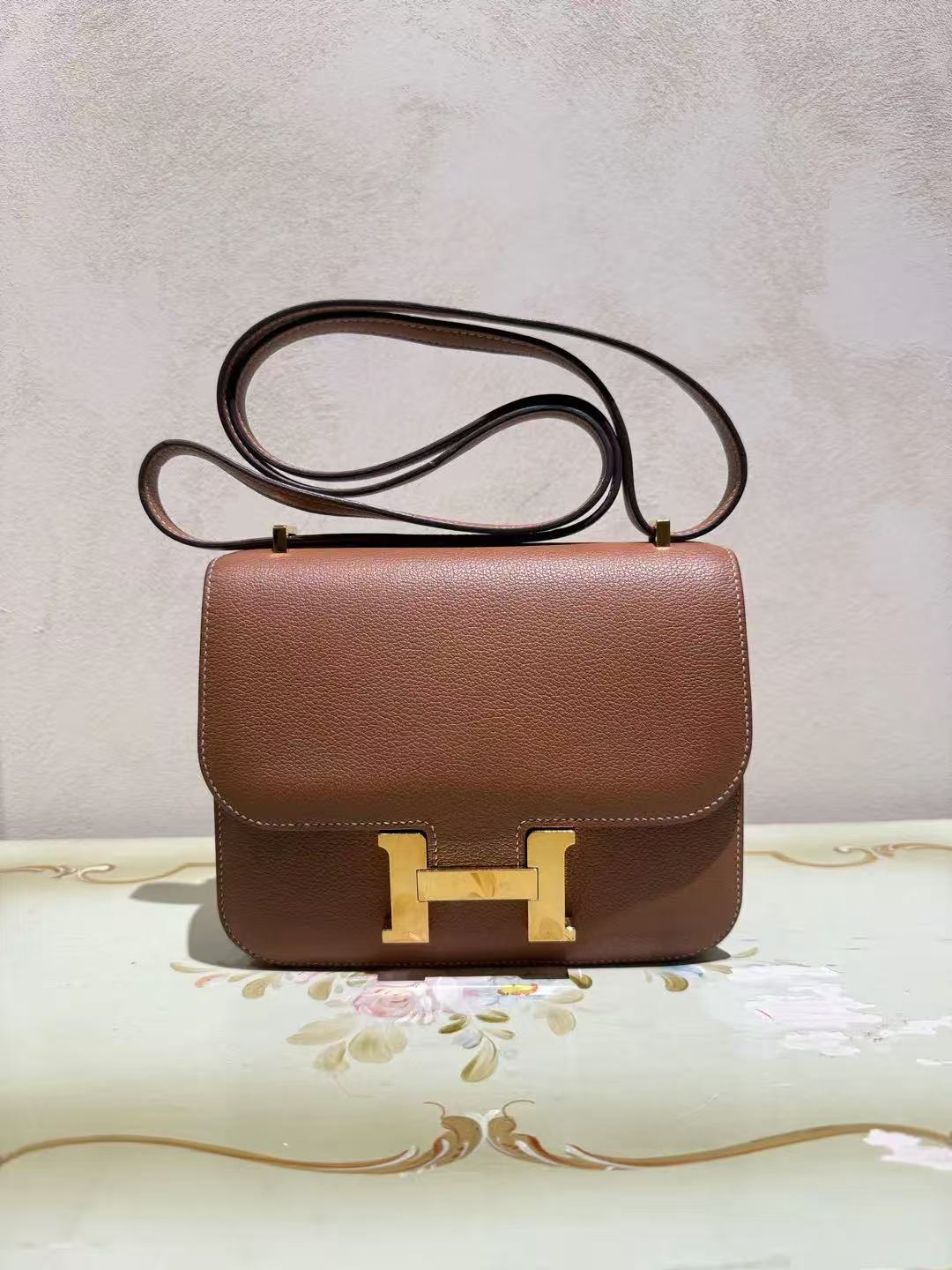 Hermès Constance 19 in pelle Barenia color Gold con ferramenta dorata