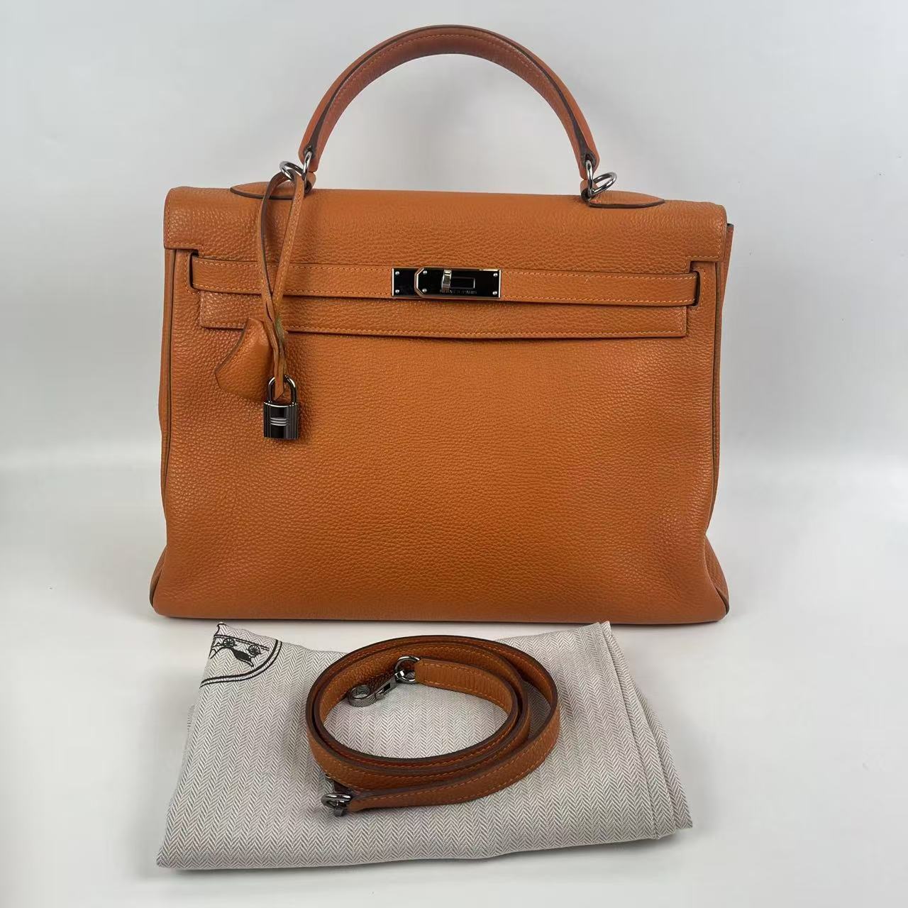 Hermès Kelly 35 arancione con ferramenta argentata