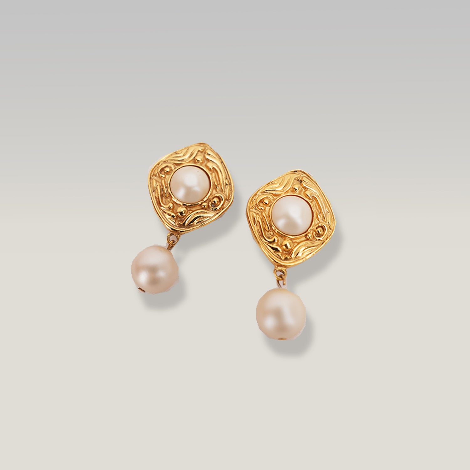 Chanel Orecchini a Clip Pendenti Vintage in Lega Metallica Dorata con Perle – Bijoux Donna