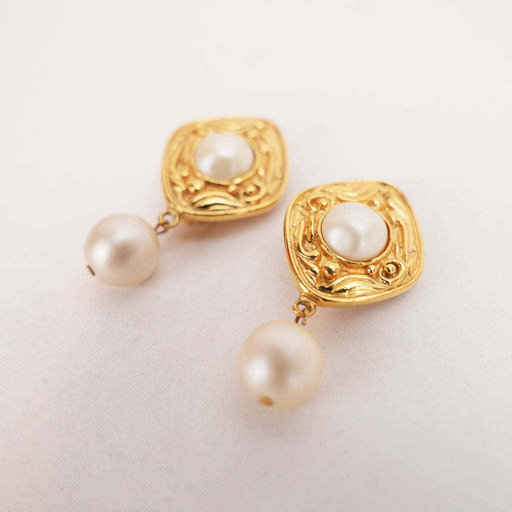 Chanel Orecchini a Clip Pendenti Vintage in Lega Metallica Dorata con Perle – Bijoux Donna