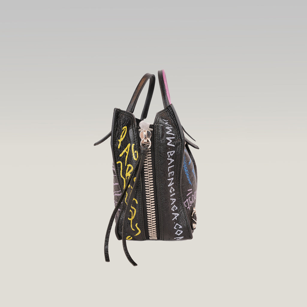 Balenciaga Papier A6 Graffiti Borsa a Mano Piccola in Pelle Nera con Borchie