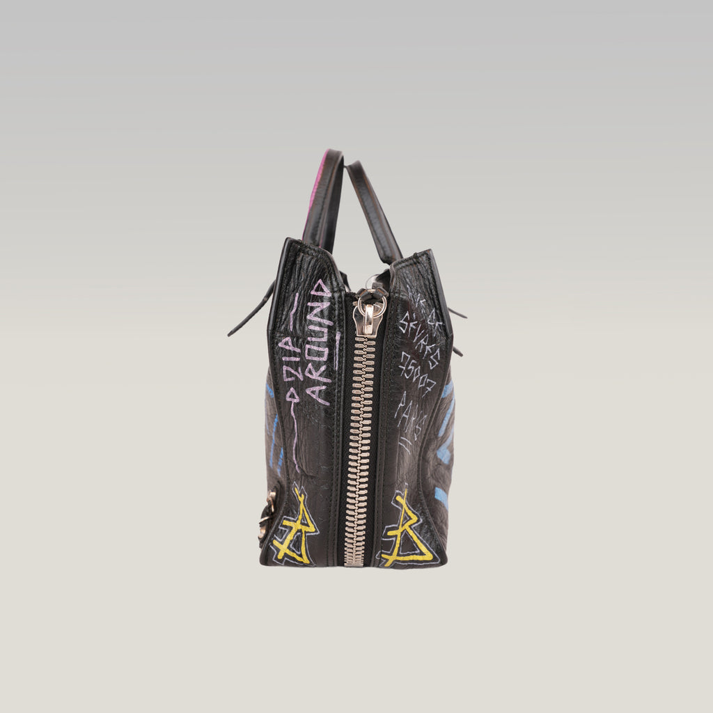 Balenciaga Papier A6 Graffiti Borsa a Mano Piccola in Pelle Nera con Borchie