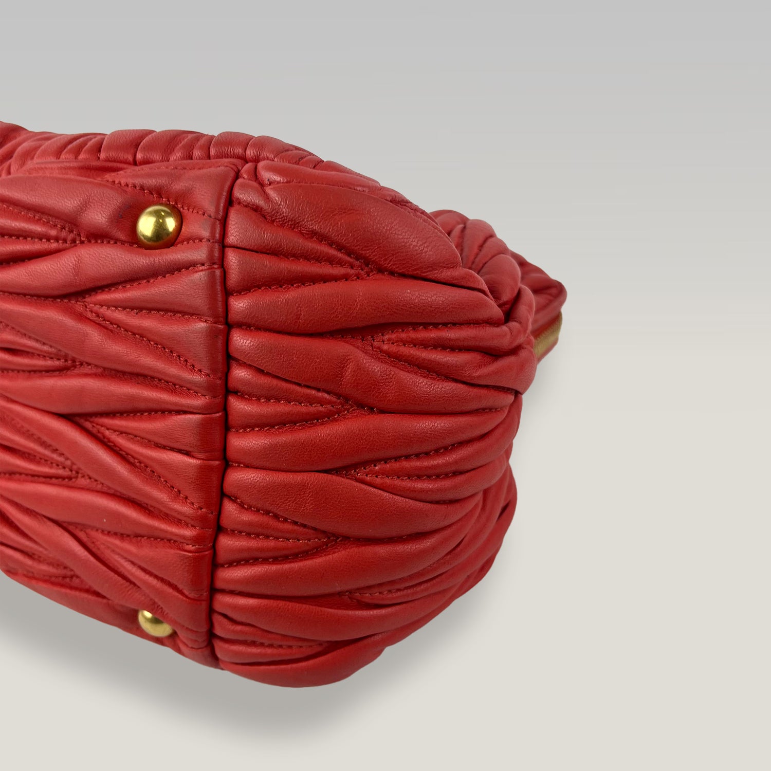 Miu Miu Borsa Donna in Pelle Matelassé Rossa Handbag con Doppi Manici e Dettagli Gold