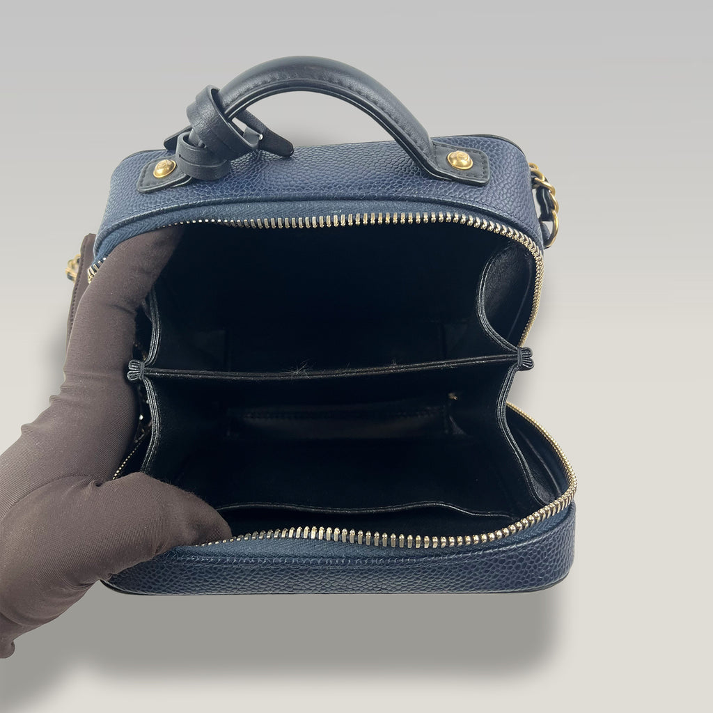 Chanel Vanity Case Piccola in Pelle Caviar Trapuntata Nera con Logo CC e Catena – Borsa a Mano e a Tracolla