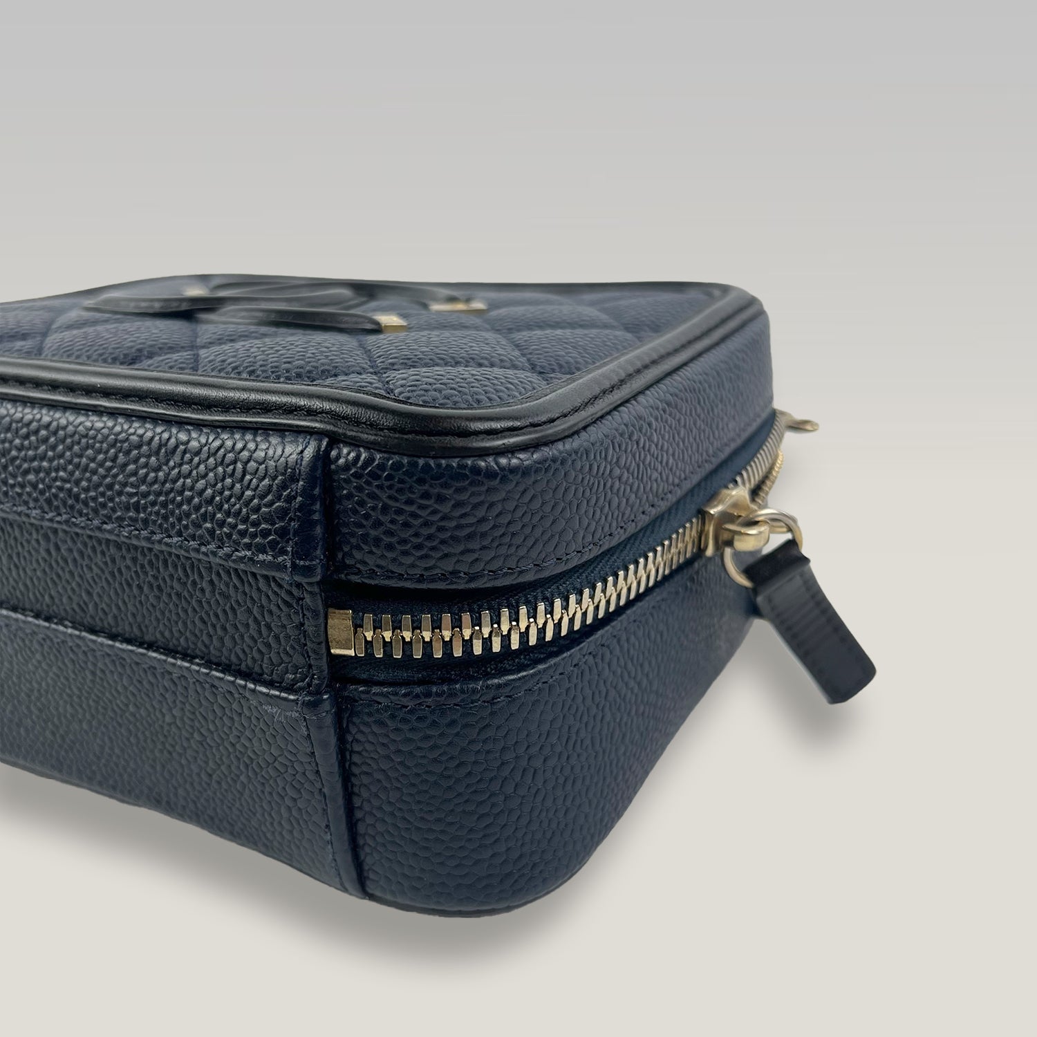 Chanel Vanity Case Piccola in Pelle Caviar Trapuntata Nera con Logo CC e Catena – Borsa a Mano e a Tracolla