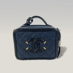 Chanel Vanity Case Piccola in Pelle Caviar Trapuntata Nera con Logo CC e Catena – Borsa a Mano e a Tracolla