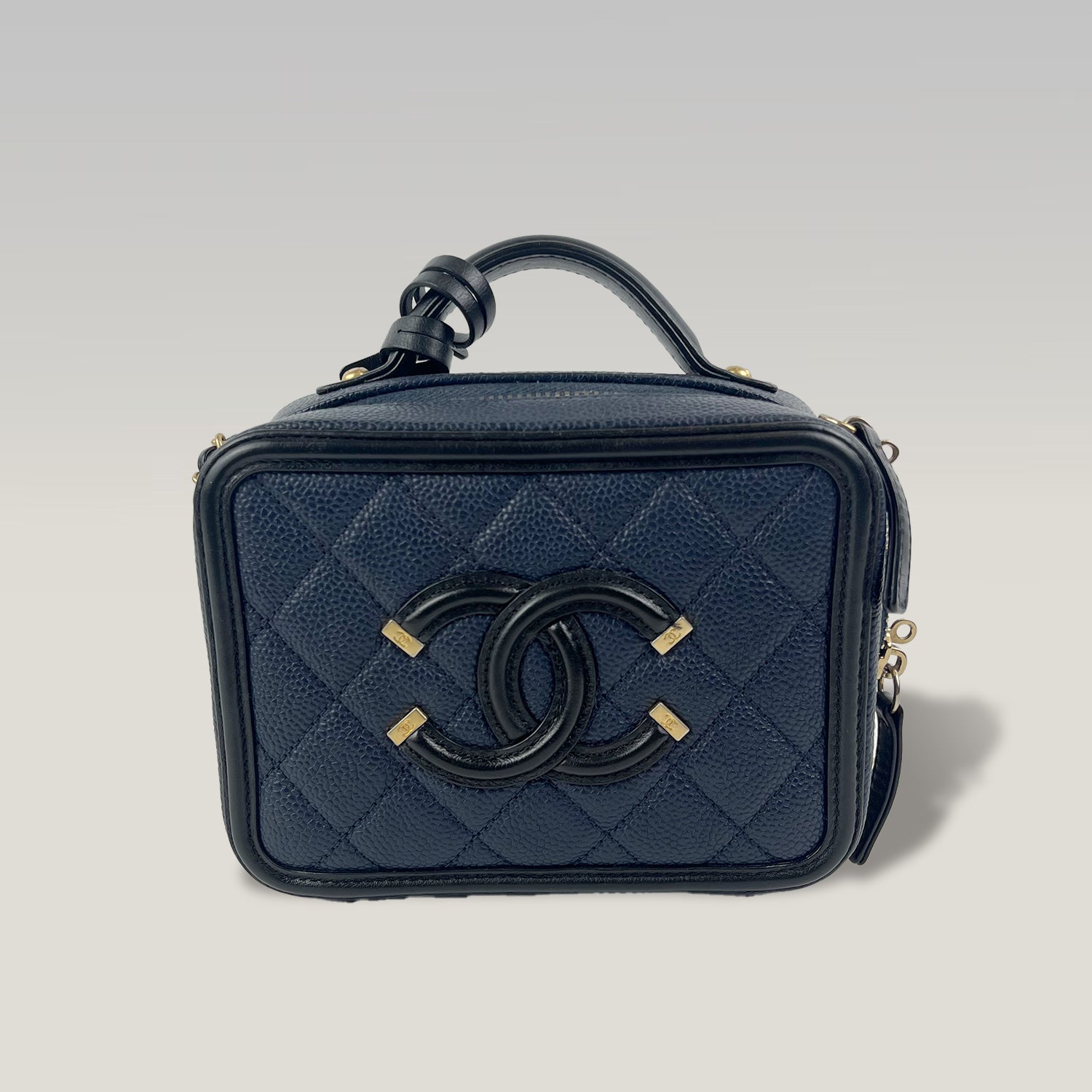 Chanel Vanity Case Piccola in Pelle Caviar Trapuntata Nera con Logo CC e Catena – Borsa a Mano e a Tracolla