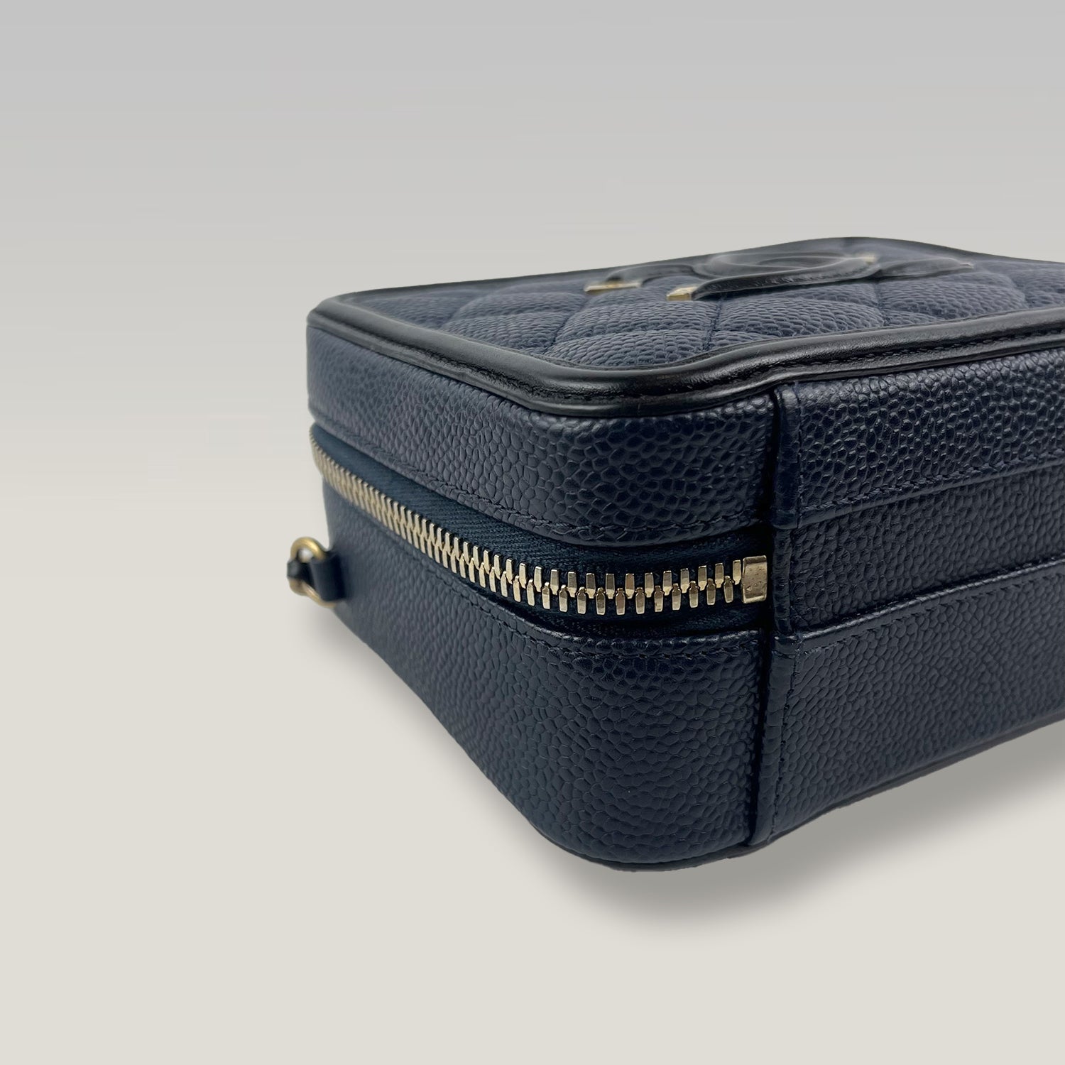 Chanel Vanity Case Piccola in Pelle Caviar Trapuntata Nera con Logo CC e Catena – Borsa a Mano e a Tracolla