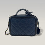 Chanel Vanity Case Piccola in Pelle Caviar Trapuntata Nera con Logo CC e Catena – Borsa a Mano e a Tracolla