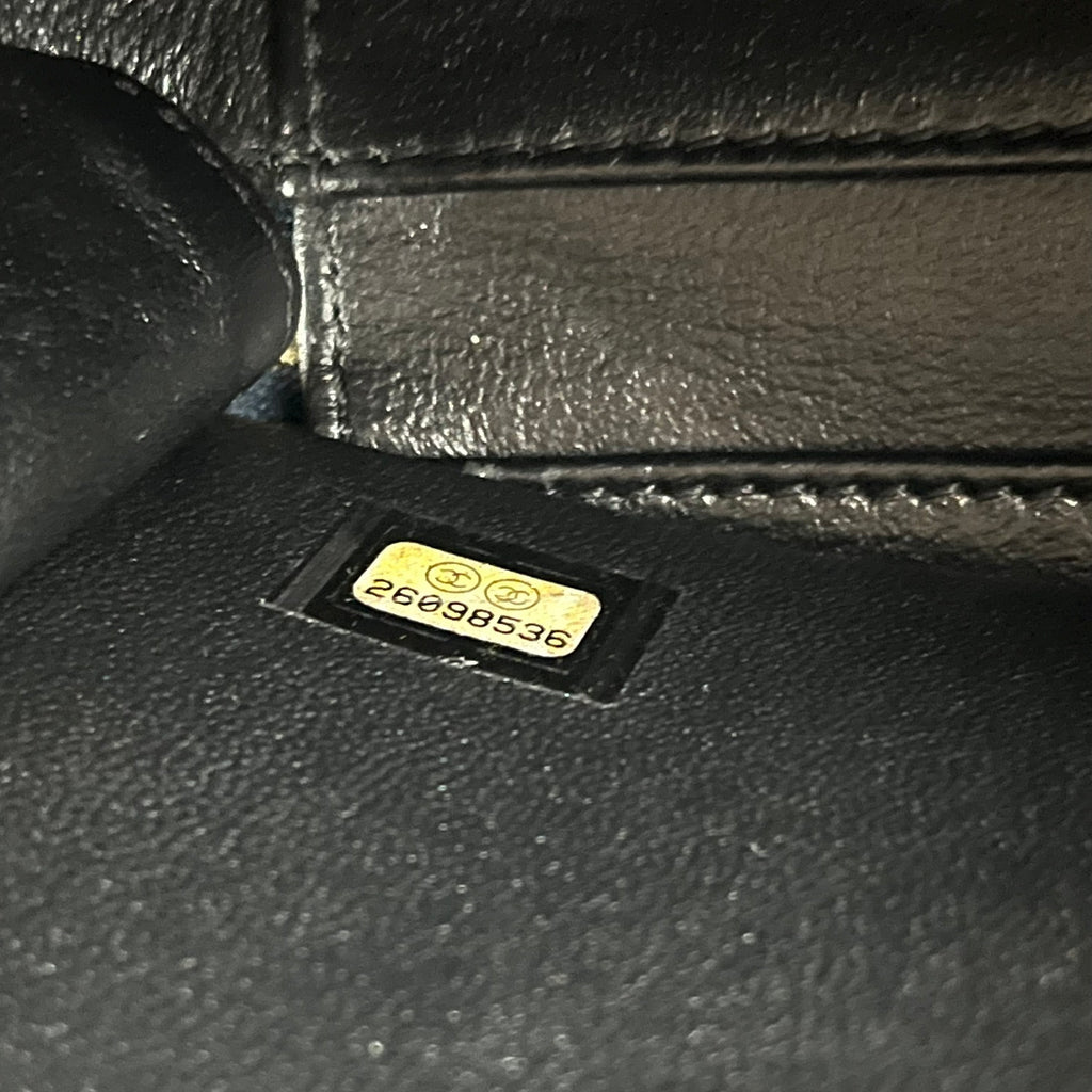 Chanel Vanity Case Piccola in Pelle Caviar Trapuntata Nera con Logo CC e Catena – Borsa a Mano e a Tracolla