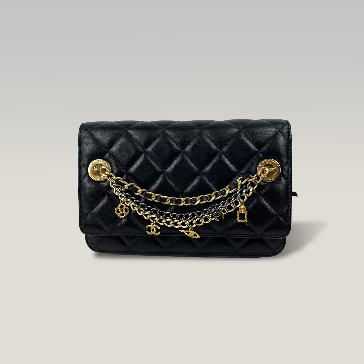 Chanel WOC Nero in Pelle di Agnello Matelassé con Catena Decorativa e Hardware Dorato