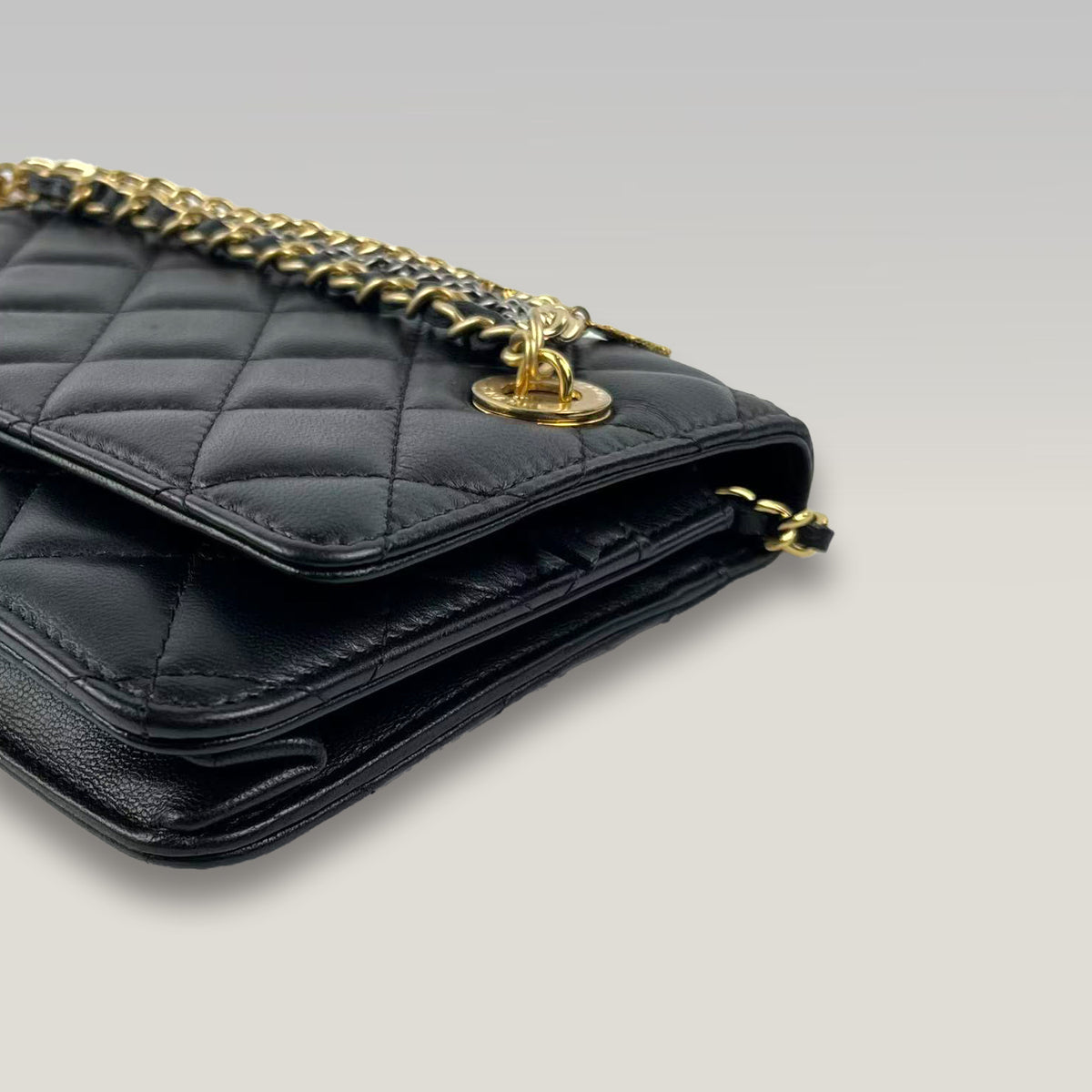 Chanel WOC Nero in Pelle di Agnello Matelassé con Catena Decorativa e Hardware Dorato