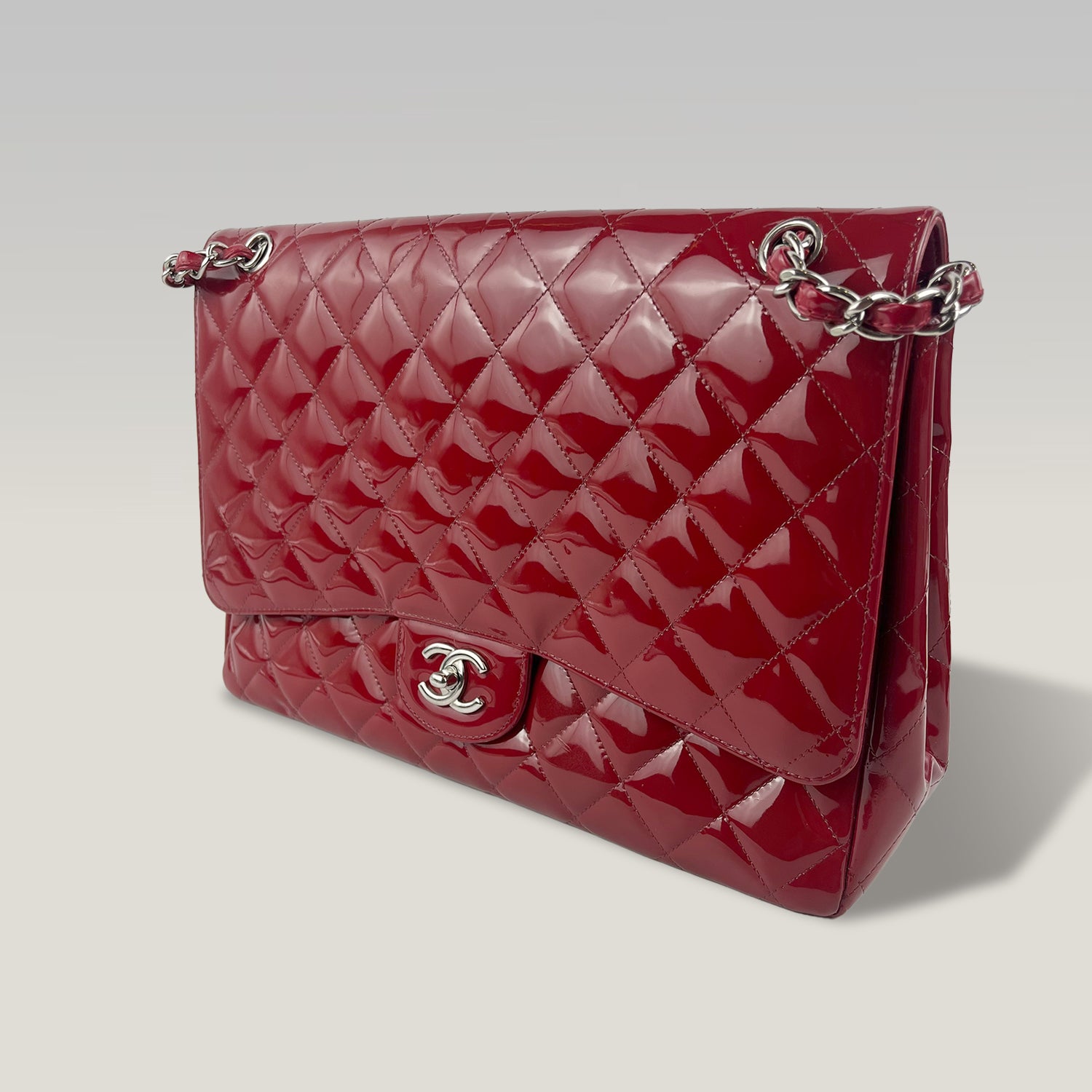 Chanel Borsa a Spalla in Pelle Verniciata Rossa Trapuntata con Logo CC e Catena