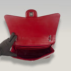 Chanel Borsa a Spalla in Pelle Verniciata Rossa Trapuntata con Logo CC e Catena