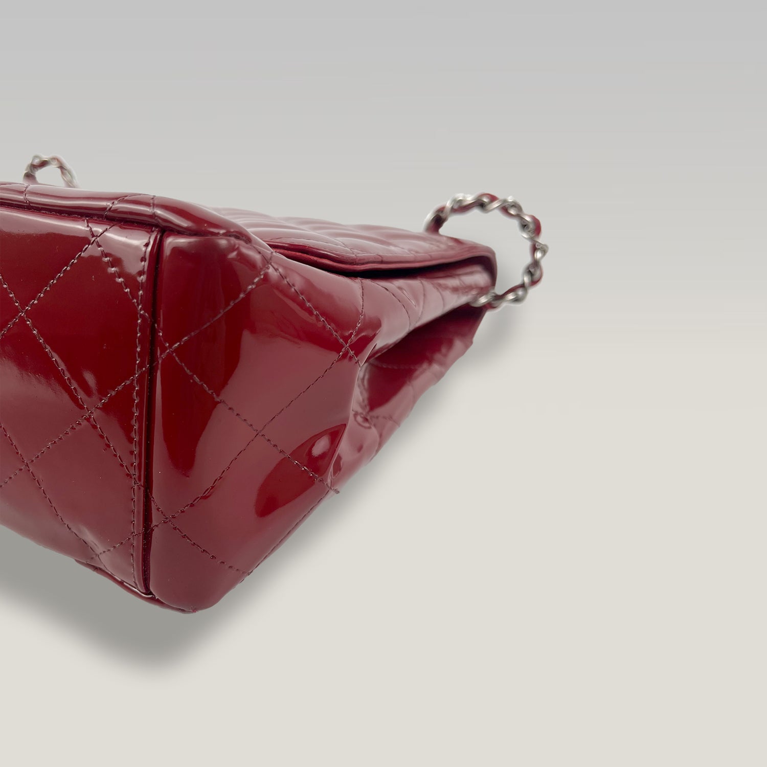 Chanel Borsa a Spalla in Pelle Verniciata Rossa Trapuntata con Logo CC e Catena