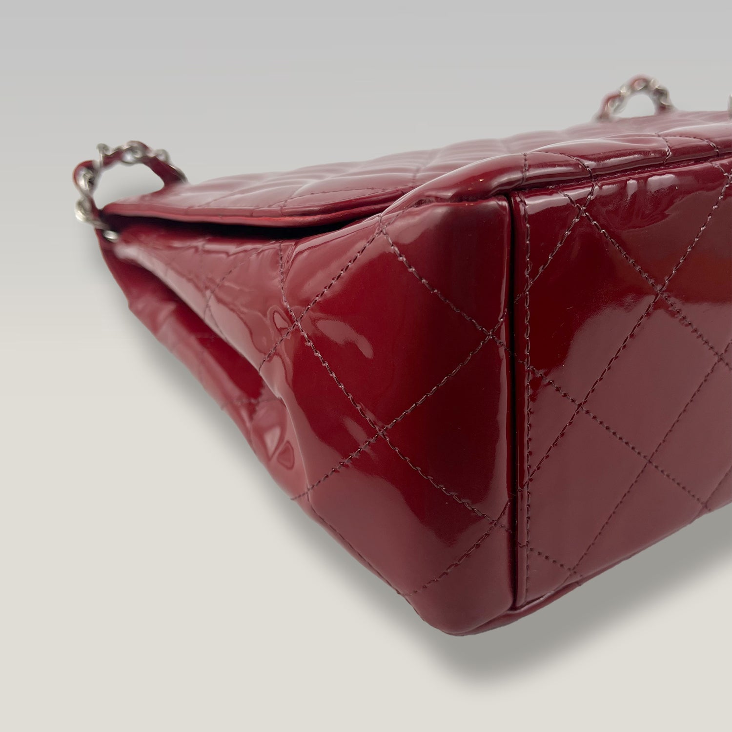 Chanel Borsa a Spalla in Pelle Verniciata Rossa Trapuntata con Logo CC e Catena