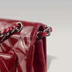 Chanel Borsa a Spalla in Pelle Verniciata Rossa Trapuntata con Logo CC e Catena