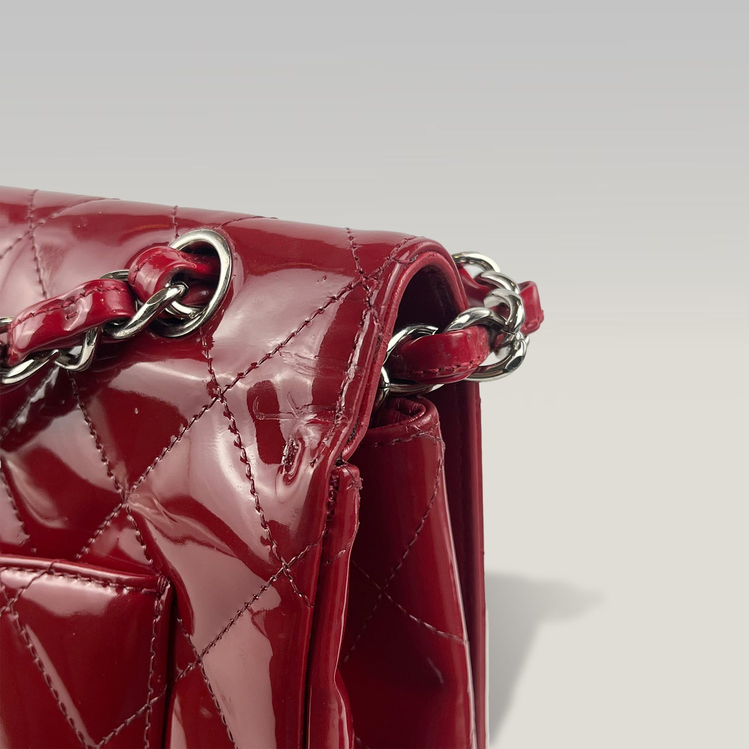 Chanel Borsa a Spalla in Pelle Verniciata Rossa Trapuntata con Logo CC e Catena
