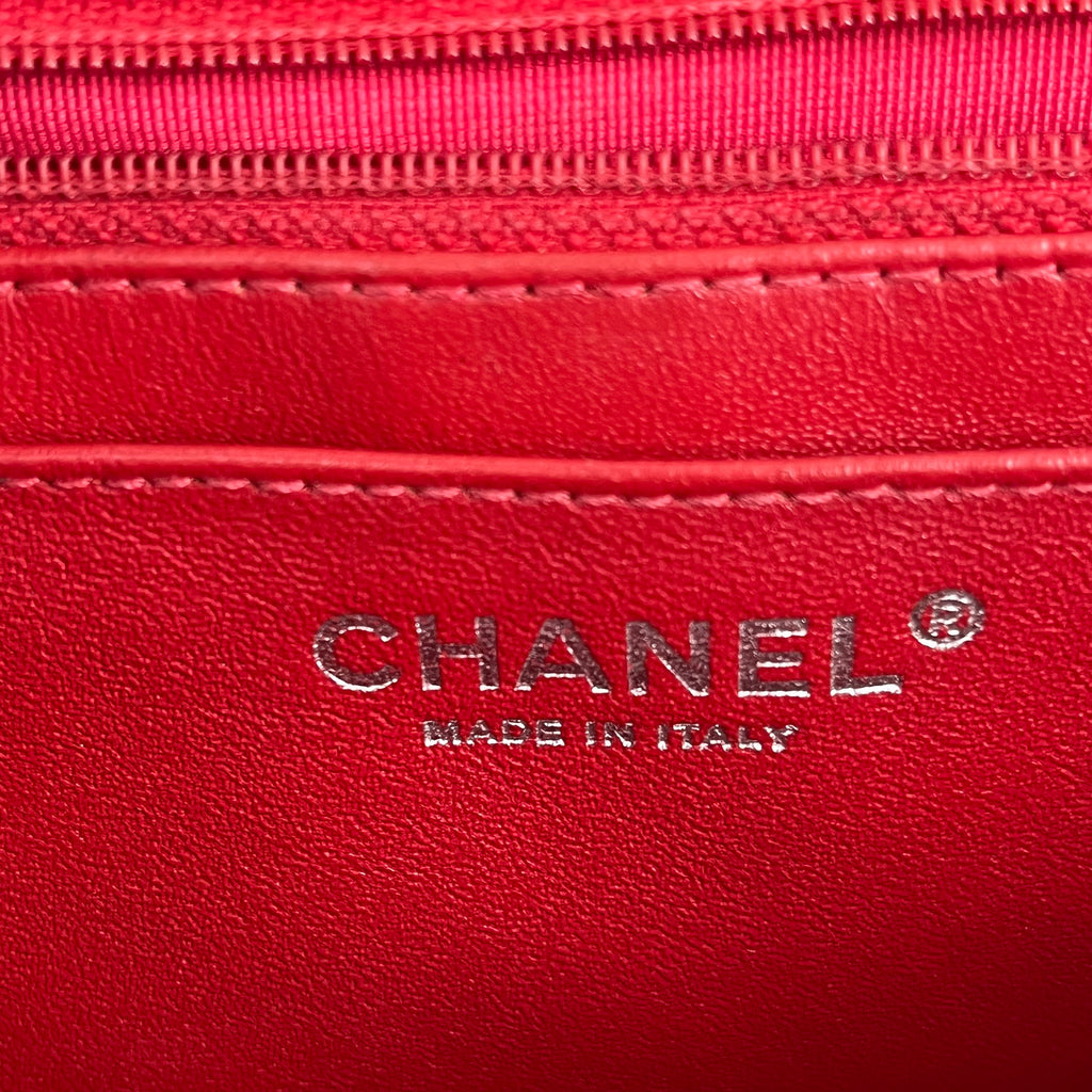 Chanel Borsa a Spalla in Pelle Verniciata Rossa Trapuntata con Logo CC e Catena