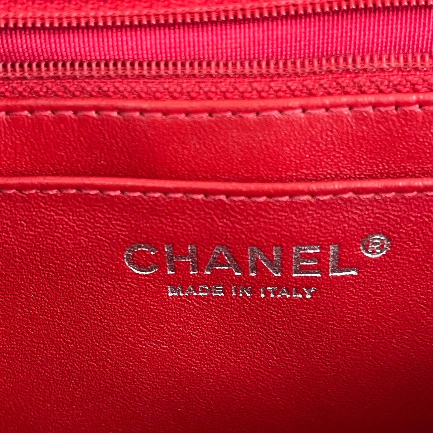 Chanel Borsa a Spalla in Pelle Verniciata Rossa Trapuntata con Logo CC e Catena
