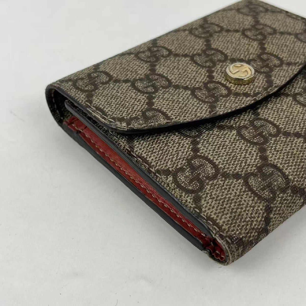 Gucci Portafoglio Compatto GG Supreme Beige in Tela Rivestita e Pelle con Dettagli Dorati