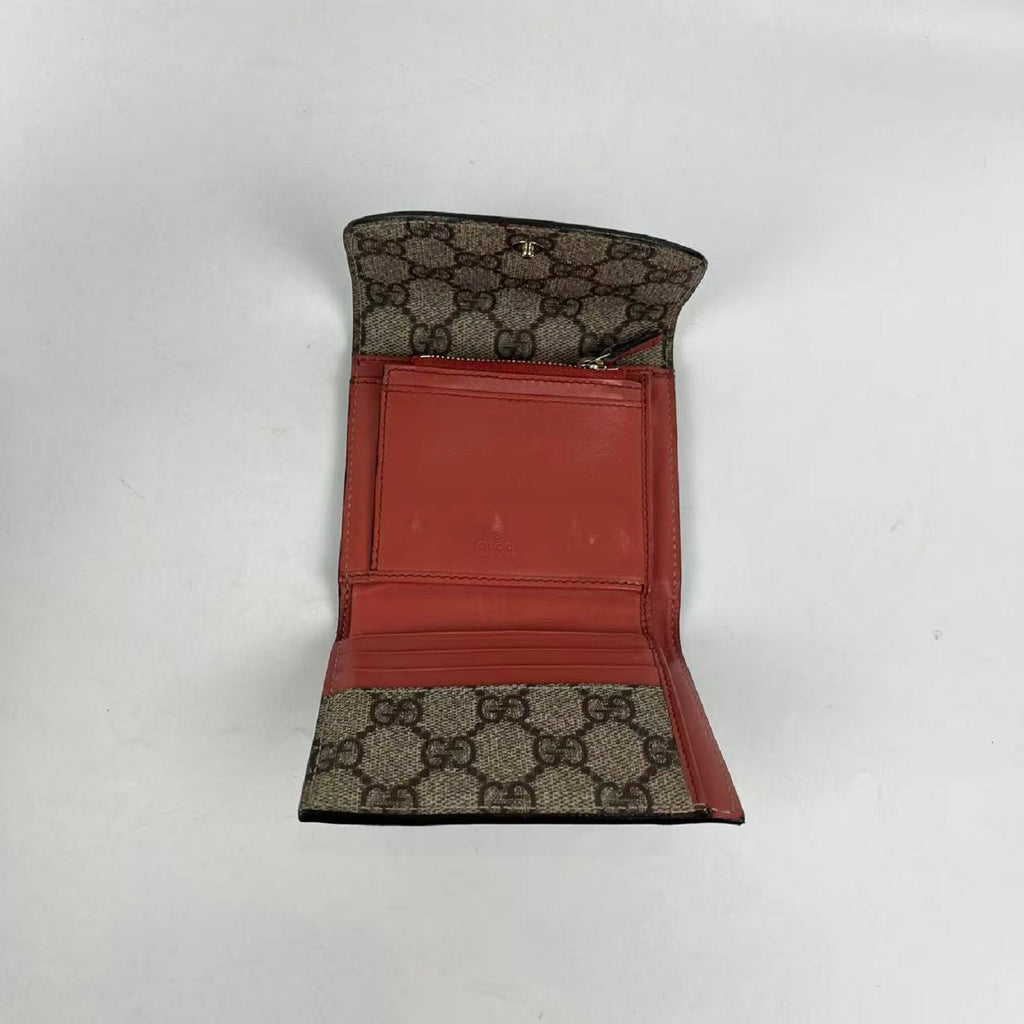 Gucci Portafoglio Compatto GG Supreme Beige in Tela Rivestita e Pelle con Dettagli Dorati