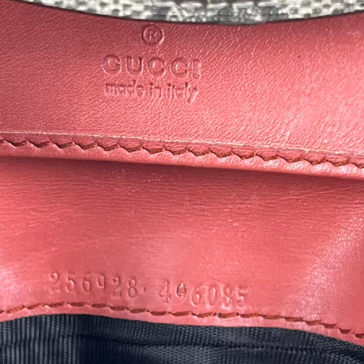 Gucci Portafoglio Compatto GG Supreme Beige in Tela Rivestita e Pelle con Dettagli Dorati