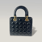 Christian Dior Lady Dior Medium in Pelle Verniciata Nera con Charm Logo Oro e Tracolla