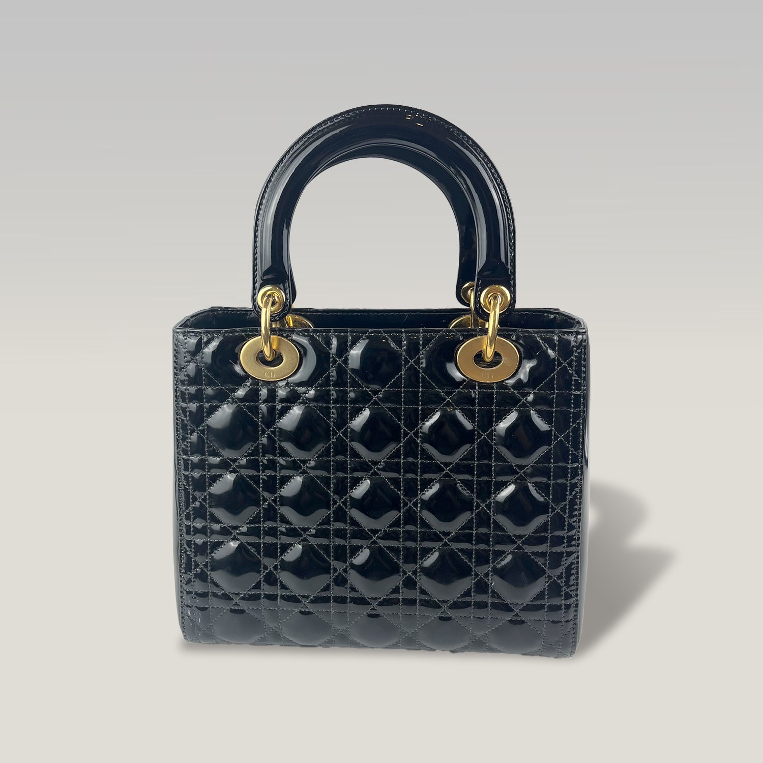 Christian Dior Lady Dior Medium in Pelle Verniciata Nera con Charm Logo Oro e Tracolla