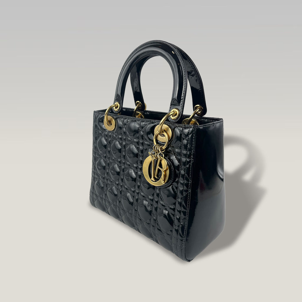 Christian Dior Lady Dior Medium in Pelle Verniciata Nera con Charm Logo Oro e Tracolla