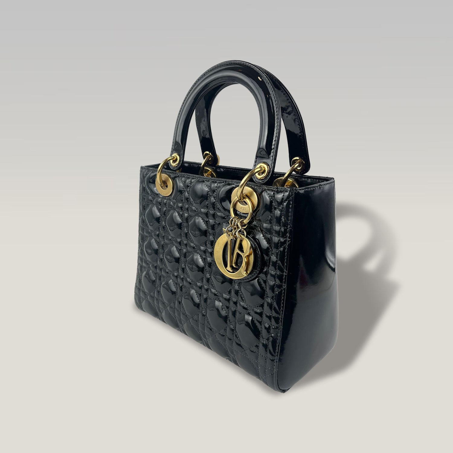 Christian Dior Lady Dior Medium in Pelle Verniciata Nera con Charm Logo Oro e Tracolla