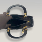 Christian Dior Lady Dior Medium in Pelle Verniciata Nera con Charm Logo Oro e Tracolla