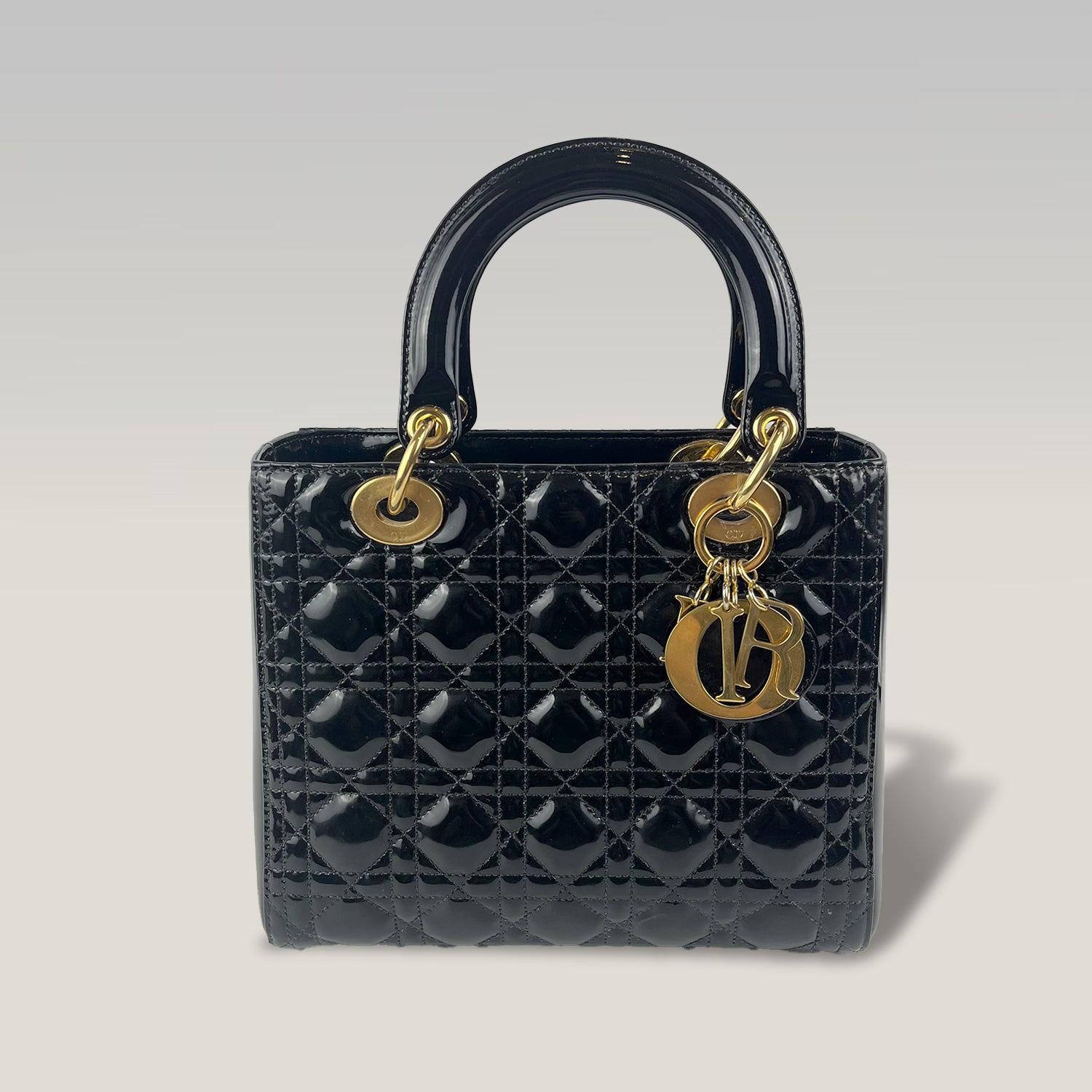 Christian Dior Lady Dior Medium in Pelle Verniciata Nera con Charm Logo Oro e Tracolla