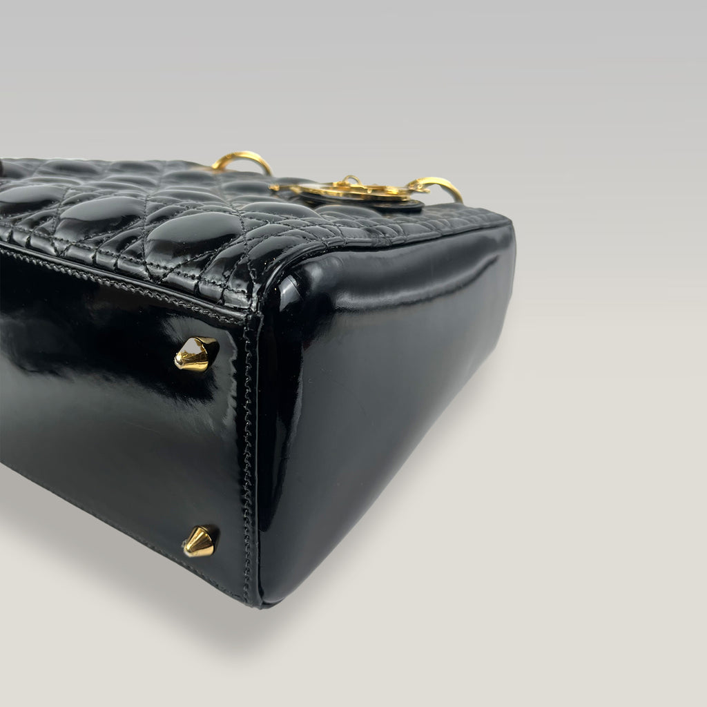 Christian Dior Lady Dior Medium in Pelle Verniciata Nera con Charm Logo Oro e Tracolla