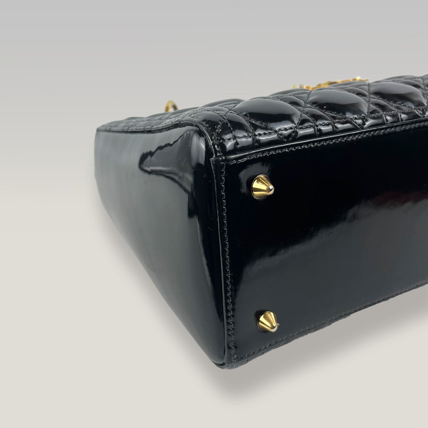 Christian Dior Lady Dior Medium in Pelle Verniciata Nera con Charm Logo Oro e Tracolla