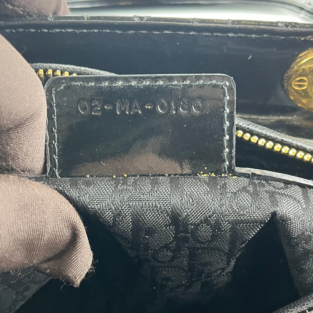 Christian Dior Lady Dior Medium in Pelle Verniciata Nera con Charm Logo Oro e Tracolla