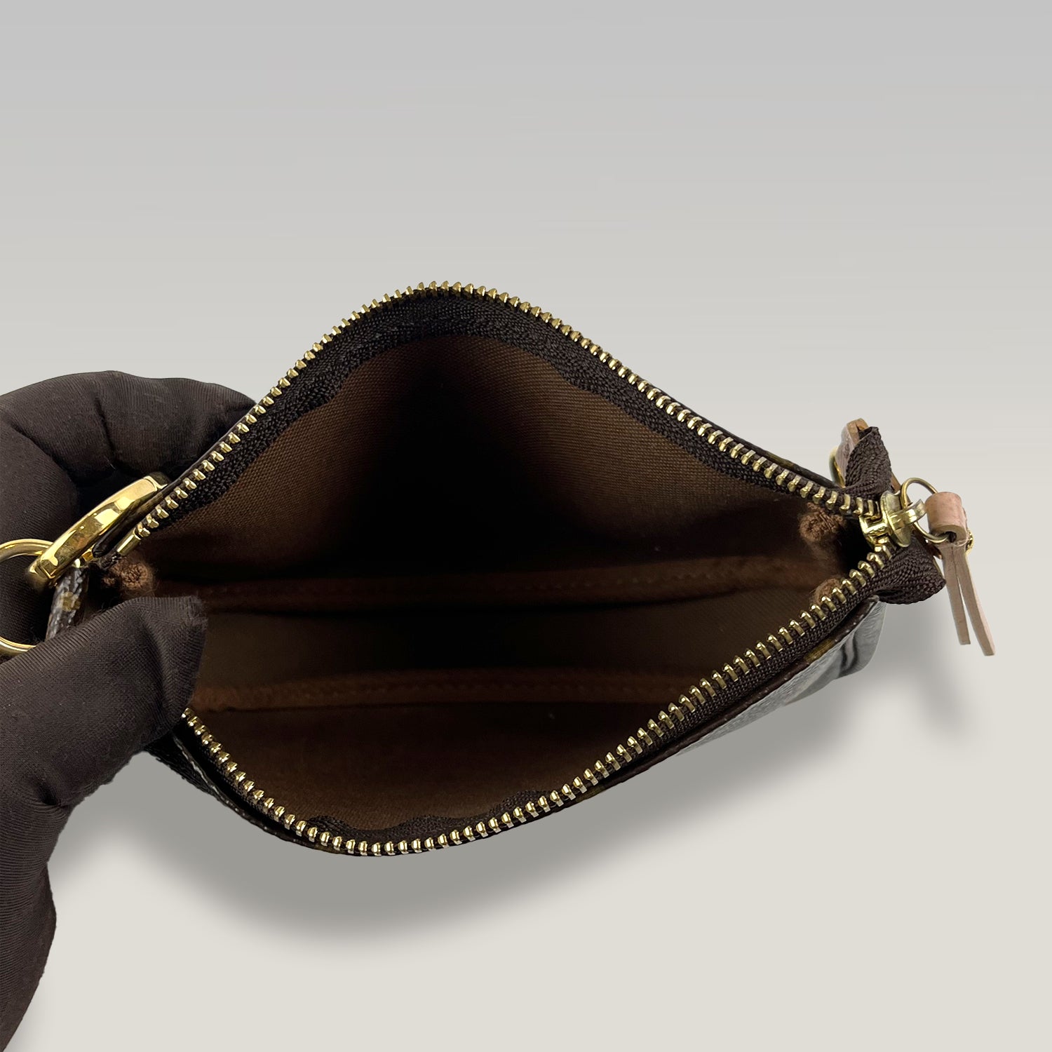 Louis Vuitton Monogram I Rue Scribe Paris Pochette Accessoires Canvas Marrone – Mini Borsa Donna 15 cm