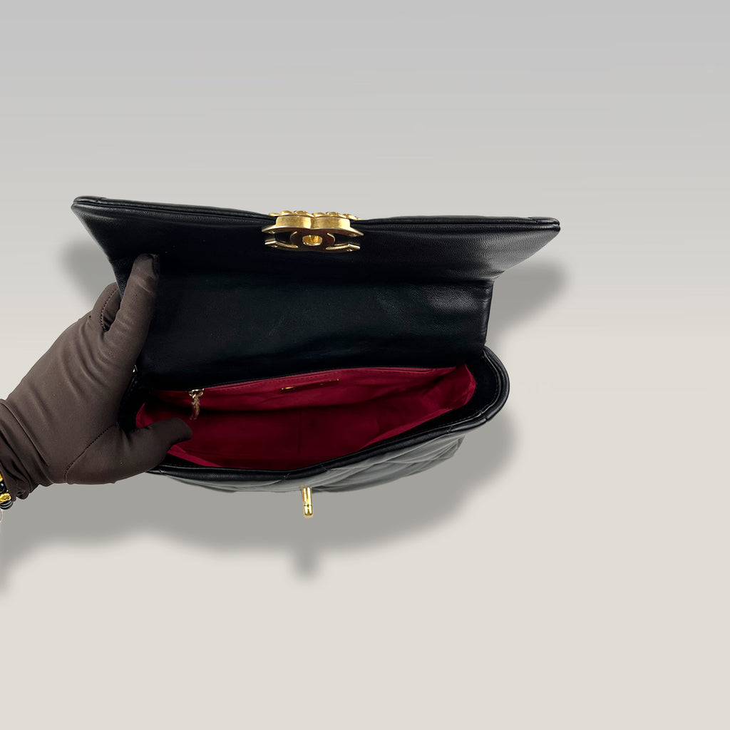 CHANEL 19 Bag Piccola Nera in Agnello Matelassé con Catena Mista e Carta