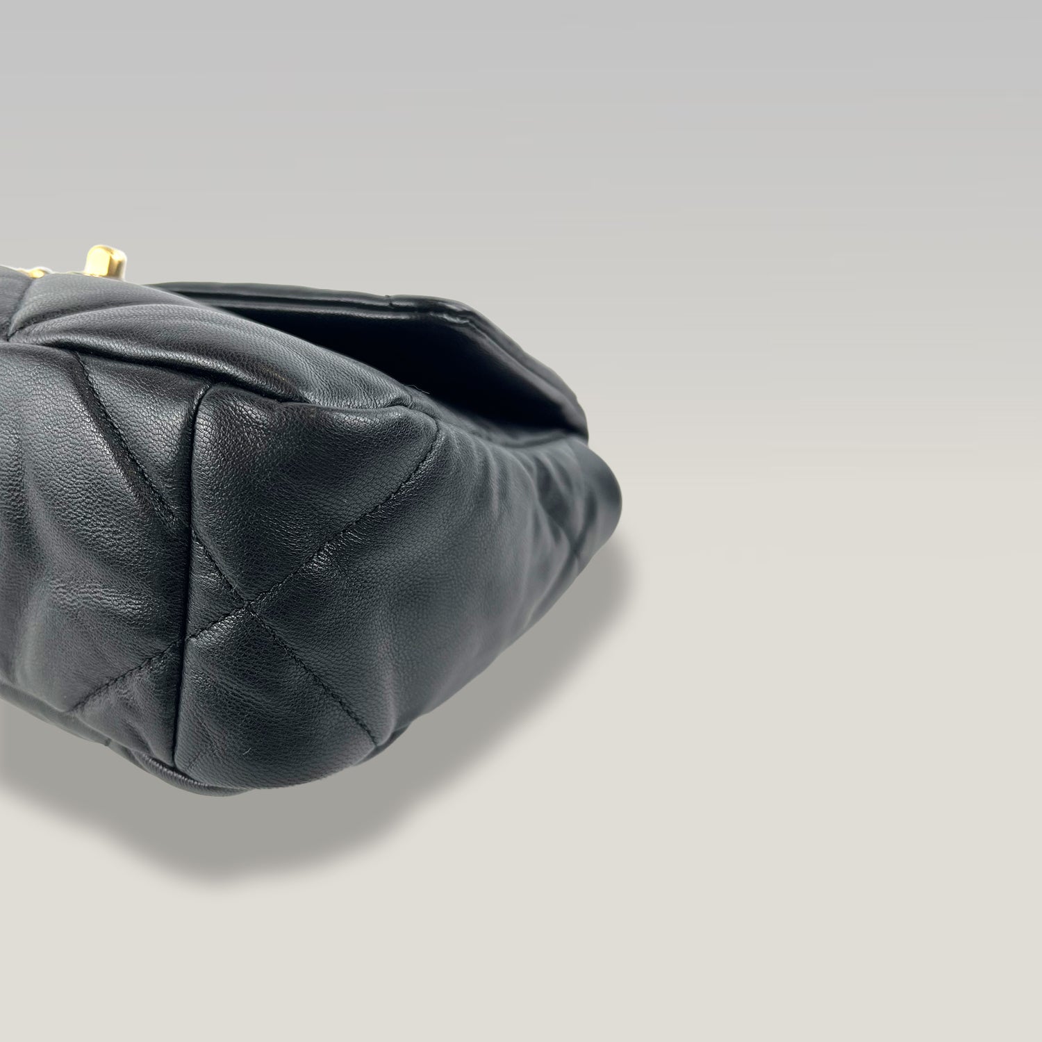 CHANEL 19 Bag Piccola Nera in Agnello Matelassé con Catena Mista e Carta