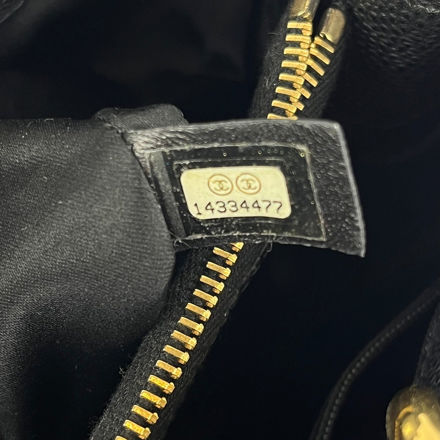 CHANEL GST Shopping Bag Media Nera Caviar Matelassé con Catena Oro