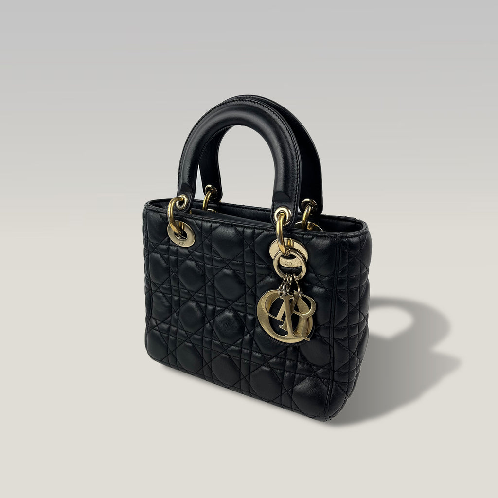 DIOR Lady Dior Piccola Nera in Pelle Cannage con Hardware Dorato e Charm D.I.O.R.