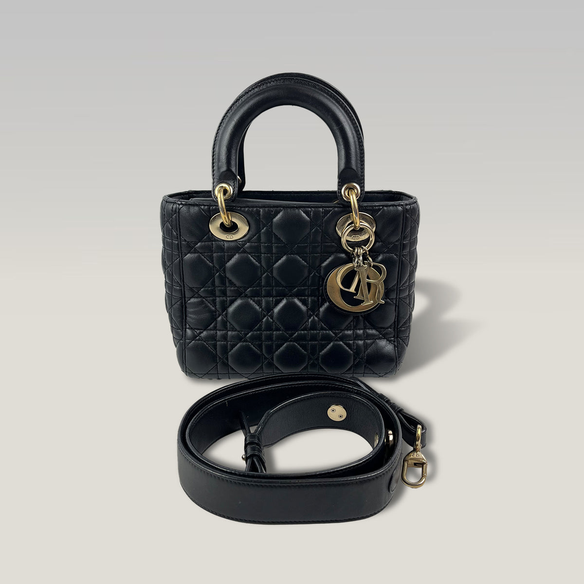DIOR Lady Dior Piccola Nera in Pelle Cannage con Hardware Dorato e Charm D.I.O.R.