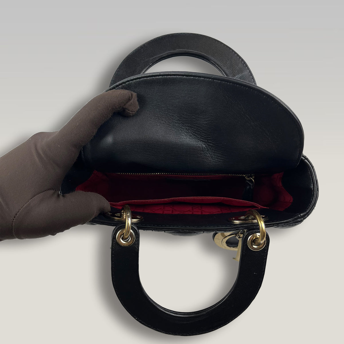 DIOR Lady Dior Piccola Nera in Pelle Cannage con Hardware Dorato e Charm D.I.O.R.
