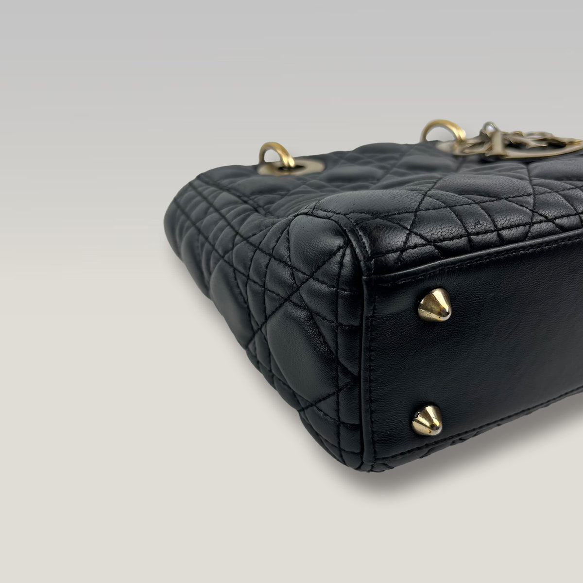DIOR Lady Dior Piccola Nera in Pelle Cannage con Hardware Dorato e Charm D.I.O.R.