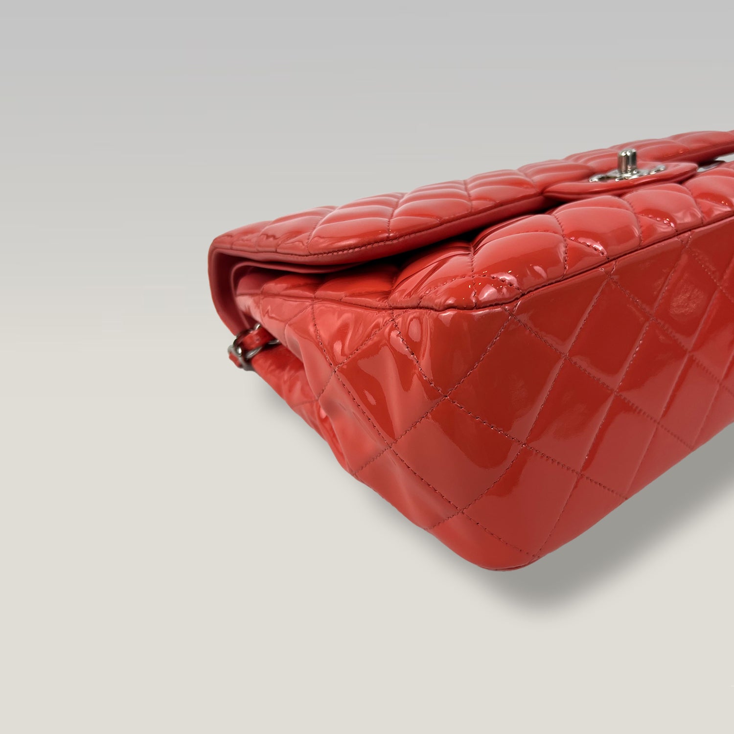 Chanel Maxi Classic Double Flap Borsa in Pelle Verniciata Rossa con Hardware Argento