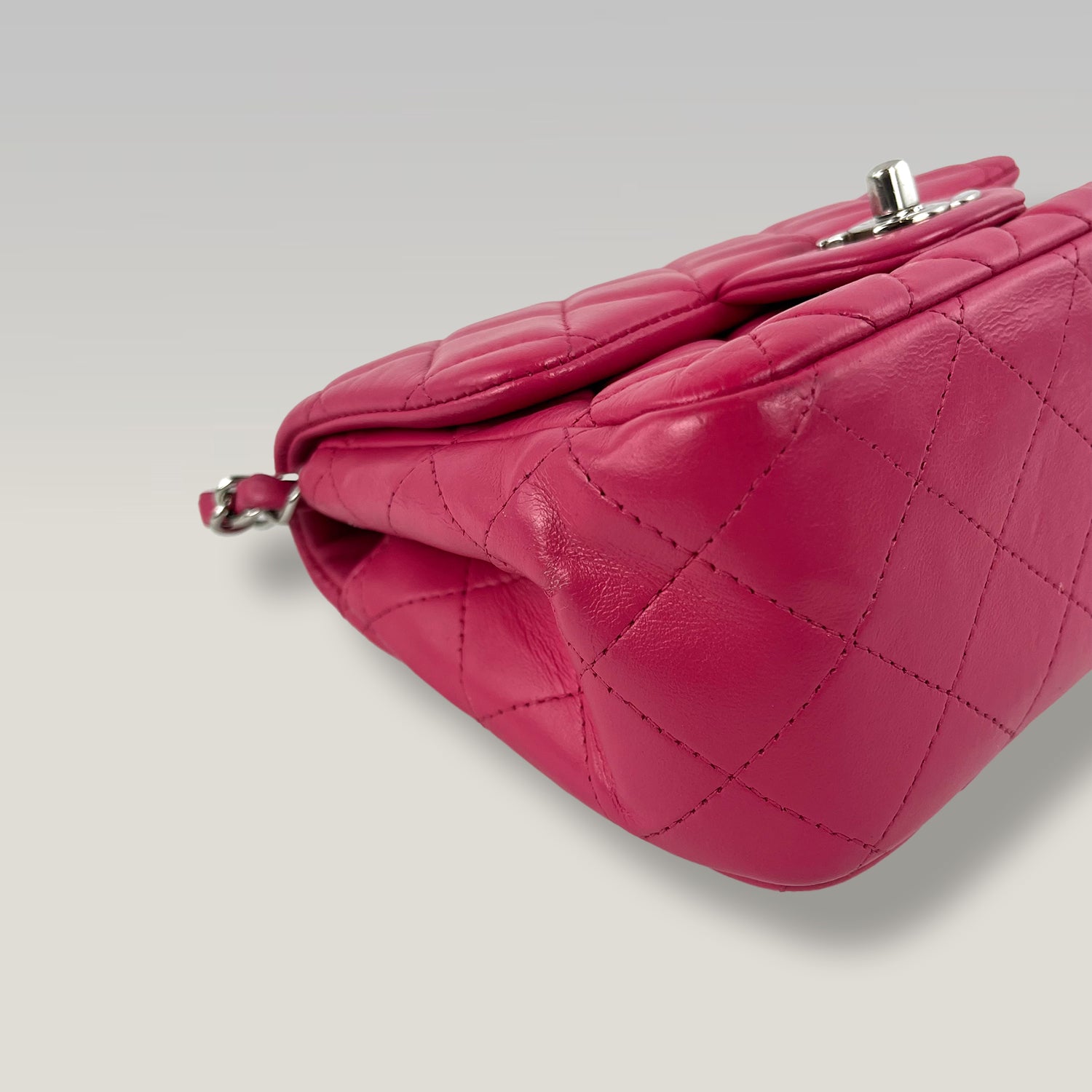 Chanel Mini Square Classic Flap Bag Lambskin Rosa Fucsia Trapuntata con Tracolla a Catena 18 cm