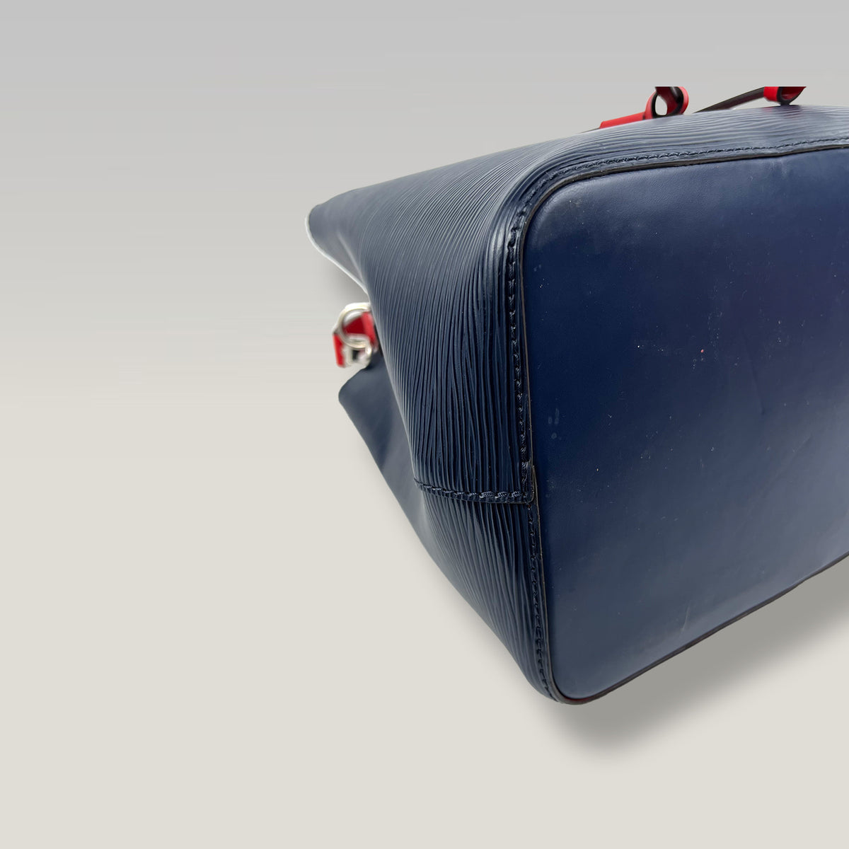 Louis Vuitton NéoNoé MM Borsa Secchiello in Pelle Epi Blu con Dettagli Rossi